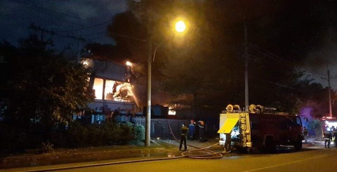 Cháy lớn ở một công ty trong Khu chế xuất Tân Thuận, cột khói đen một góc trời - Ảnh 4. Cháy lớn ở một công ty trong Khu chế xuất Tân Thuận, cột khói đen một góc trời - Ảnh 4.