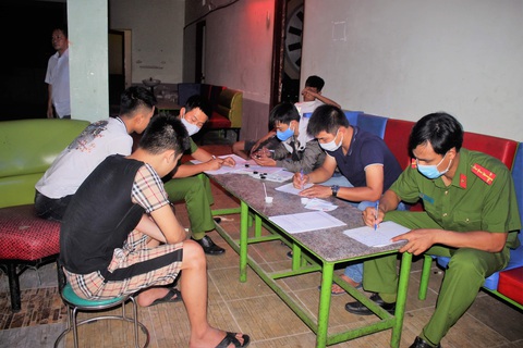 Rút giấy phép quán karaoke bất chấp lệnh cấm, cho khách vào hát và dùng ma túy - Ảnh 2. Rút giấy phép quán karaoke bất chấp lệnh cấm, cho khách vào hát và dùng ma túy - Ảnh 2.