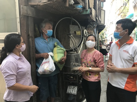 Cán bộ phường nấu cơm, phát gạo cho người nghèo mùa dịch - Ảnh 1. Cán bộ phường nấu cơm, phát gạo cho người nghèo mùa dịch - Ảnh 1.