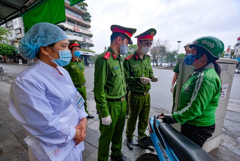Hà Nội nói có đủ căn cứ xử phạt người dân ra đường không có lý do cần thiết - Ảnh 1. Hà Nội nói có đủ căn cứ xử phạt người dân ra đường không có lý do cần thiết - Ảnh 1.