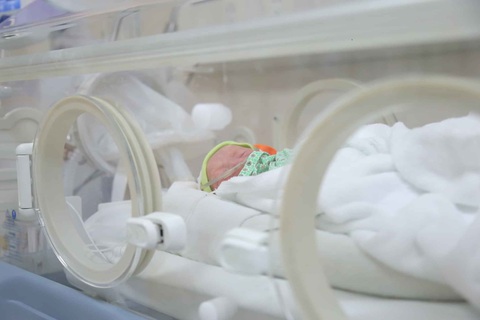 Người phụ nữ trẻ sinh 3 bé trai khi đang đi cách ly - Ảnh 1. Người phụ nữ trẻ sinh 3 bé trai khi đang đi cách ly - Ảnh 1.