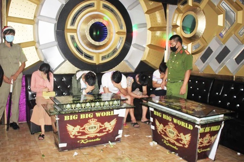 Rút giấy phép quán karaoke bất chấp lệnh cấm, cho khách vào hát và dùng ma túy - Ảnh 1. Rút giấy phép quán karaoke bất chấp lệnh cấm, cho khách vào hát và dùng ma túy - Ảnh 1.