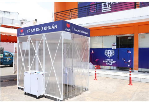 Lazada đảm bảo khoảng cách tối thiểu 2m khi giao hàng nhằm phòng dịch - Ảnh 1. Lazada đảm bảo khoảng cách tối thiểu 2m khi giao hàng nhằm phòng dịch - Ảnh 1.