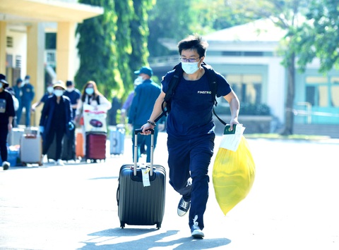 TP.HCM: 1.400 người hoàn thành cách ly được về nhà - Ảnh 7. TP.HCM: 1.400 người hoàn thành cách ly được về nhà - Ảnh 7.