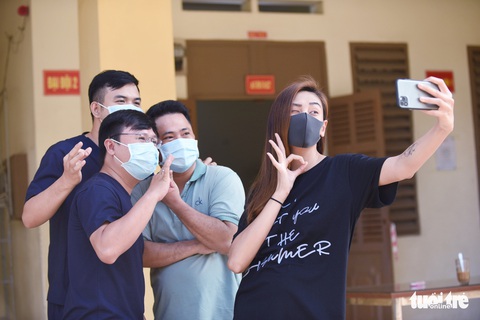 TP.HCM: 1.400 người hoàn thành cách ly được về nhà - Ảnh 9. TP.HCM: 1.400 người hoàn thành cách ly được về nhà - Ảnh 9.