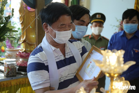 Người cha khóc nghẹn ôm huy hiệu Tuổi trẻ dũng cảm của con trai - Ảnh 2. Người cha khóc nghẹn ôm huy hiệu Tuổi trẻ dũng cảm của con trai - Ảnh 2.