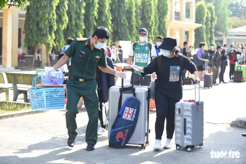 TP.HCM: 1.400 người hoàn thành cách ly được về nhà - Ảnh 1. TP.HCM: 1.400 người hoàn thành cách ly được về nhà - Ảnh 1.