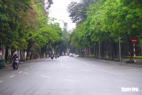 Công an nhắc nhở người ra đường không có lý do cần thiết, xử phạt từ ngày mai - Ảnh 3. Công an nhắc nhở người ra đường không có lý do cần thiết, xử phạt từ ngày mai - Ảnh 3.