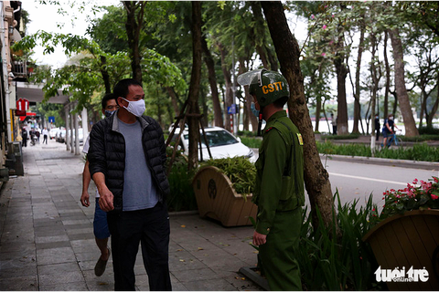 Công an nhắc nhở người ra đường không có lý do cần thiết, xử phạt từ ngày mai - Ảnh 2. Công an nhắc nhở người ra đường không có lý do cần thiết, xử phạt từ ngày mai - Ảnh 2.