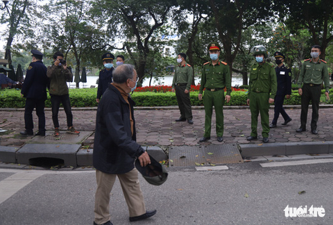 Công an nhắc nhở người ra đường không có lý do cần thiết, xử phạt từ ngày mai - Ảnh 4. Công an nhắc nhở người ra đường không có lý do cần thiết, xử phạt từ ngày mai - Ảnh 4.