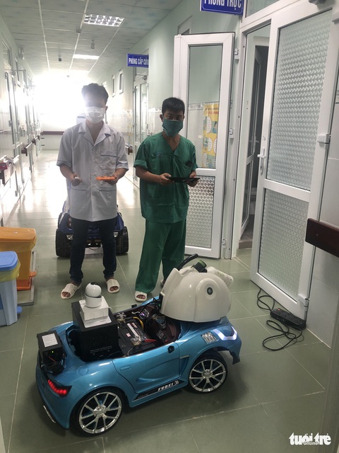 Biến xe đồ chơi thành xe phun khử trùng điều khiển từ xa trong khu cách ly - Ảnh 1. Biến xe đồ chơi thành xe phun khử trùng điều khiển từ xa trong khu cách ly - Ảnh 1.