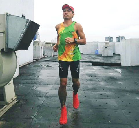 Người Việt đầu tiên chạy marathon 42,195km trên sân thượng chung cư - Ảnh 1. Người Việt đầu tiên chạy marathon 42,195km trên sân thượng chung cư - Ảnh 1.