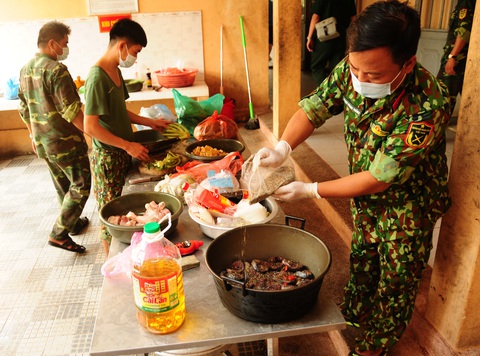 Tư lệnh Quân khu 5 tặng bằng khen cho phóng viên Tuổi Trẻ - Ảnh 2. Tư lệnh Quân khu 5 tặng bằng khen cho phóng viên Tuổi Trẻ - Ảnh 2.