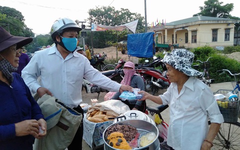 Thầy giáo làm tuyên truyền viên nơi chợ quê - Ảnh 1. Thầy giáo làm tuyên truyền viên nơi chợ quê - Ảnh 1.
