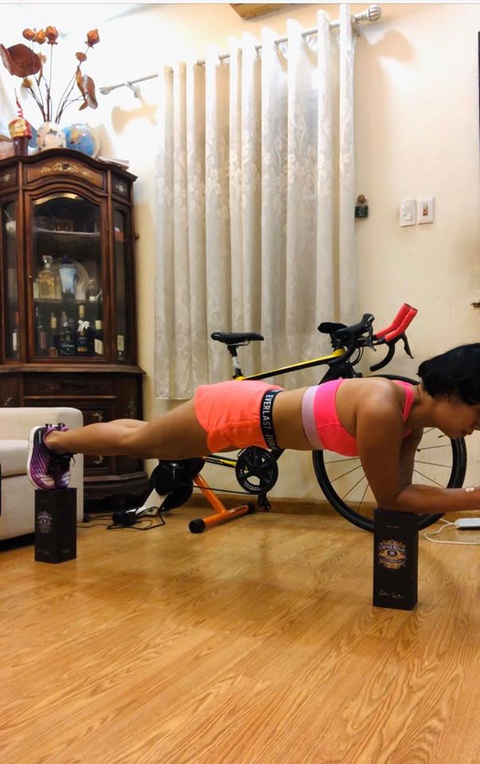 Trào lưu bơi trên cạn, plank, hít đất… tại nhà gây ‘sốt’ mùa COVID-19 - Ảnh 1. Trào lưu bơi trên cạn, plank, hít đất… tại nhà gây ‘sốt’ mùa COVID-19 - Ảnh 1.