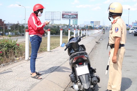 Kiểm tra y tế tại cửa ngõ TP.HCM: người thân nhiệt cao được giữ lại theo dõi - Ảnh 7. Kiểm tra y tế tại cửa ngõ TP.HCM: người thân nhiệt cao được giữ lại theo dõi - Ảnh 7.