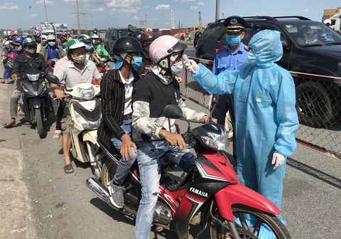 Chốt kiểm soát dịch đưa 2 người Trung Quốc sốt 39 độ đi cách ly - Ảnh 1. Chốt kiểm soát dịch đưa 2 người Trung Quốc sốt 39 độ đi cách ly - Ảnh 1.