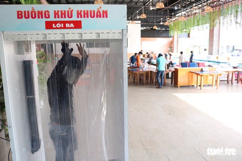Độc đáo cách mua bán ở nhà hàng hải sản thời cách ly xã hội - Ảnh 3. Độc đáo cách mua bán ở nhà hàng hải sản thời cách ly xã hội - Ảnh 3.