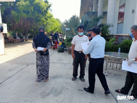 Hỗ trợ xe đưa gần 400 công dân từ Campuchia hoàn thành cách ly về nhà - Ảnh 3. Hỗ trợ xe đưa gần 400 công dân từ Campuchia hoàn thành cách ly về nhà - Ảnh 3.