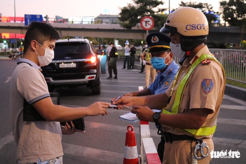 Ngày đầu ra quân kiểm dịch, TP.HCM phát hiện 9 người thân nhiệt cao - Ảnh 1. Ngày đầu ra quân kiểm dịch, TP.HCM phát hiện 9 người thân nhiệt cao - Ảnh 1.