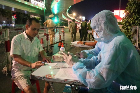 Ngày đầu ra quân kiểm dịch, TP.HCM phát hiện 9 người thân nhiệt cao - Ảnh 4. Ngày đầu ra quân kiểm dịch, TP.HCM phát hiện 9 người thân nhiệt cao - Ảnh 4.