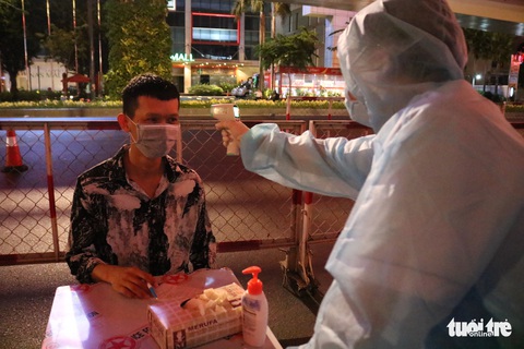Ngày đầu ra quân kiểm dịch, TP.HCM phát hiện 9 người thân nhiệt cao - Ảnh 3. Ngày đầu ra quân kiểm dịch, TP.HCM phát hiện 9 người thân nhiệt cao - Ảnh 3.