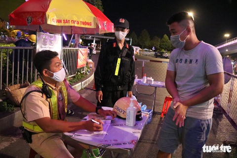 Ngày đầu ra quân kiểm dịch, TP.HCM phát hiện 9 người thân nhiệt cao - Ảnh 5. Ngày đầu ra quân kiểm dịch, TP.HCM phát hiện 9 người thân nhiệt cao - Ảnh 5.