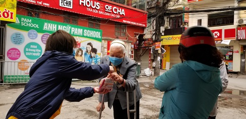 Giữa cái rét nàng Bân thủ đô, gói quà giản dị ấm lòng ai cần cứ đến lấy - Ảnh 3. Giữa cái rét nàng Bân thủ đô, gói quà giản dị ấm lòng ai cần cứ đến lấy - Ảnh 3.