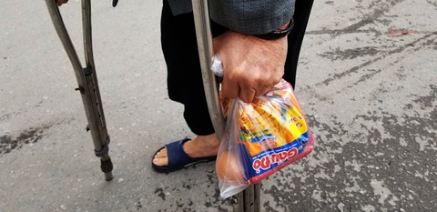 Giữa cái rét nàng Bân thủ đô, gói quà giản dị ấm lòng ai cần cứ đến lấy - Ảnh 7. Giữa cái rét nàng Bân thủ đô, gói quà giản dị ấm lòng ai cần cứ đến lấy - Ảnh 7.