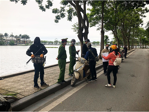 3 người đầu tiên ở Hà Nội bị phạt vì ra đường không có lý do cần thiết - Ảnh 1. 3 người đầu tiên ở Hà Nội bị phạt vì ra đường không có lý do cần thiết - Ảnh 1.