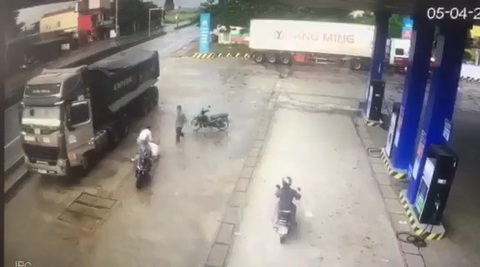 Tài xế chạy xe tải ngược chiều, suýt tông người lại còn đánh người - Ảnh 1. Tài xế chạy xe tải ngược chiều, suýt tông người lại còn đánh người - Ảnh 1.