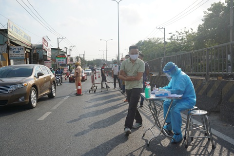 Ngày thứ 2 kiểm soát dịch tại cửa ngõ TP.HCM: căng mình suốt ngày đêm - Ảnh 3. Ngày thứ 2 kiểm soát dịch tại cửa ngõ TP.HCM: căng mình suốt ngày đêm - Ảnh 3.