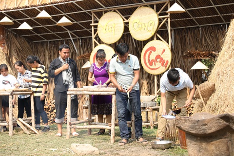 Cả nhà bên nhau trong Vui cùng con cháu của MC Quyền Linh - Ảnh 1. Cả nhà bên nhau trong Vui cùng con cháu của MC Quyền Linh - Ảnh 1.
