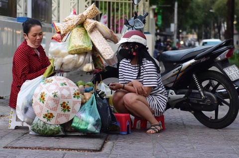 Người buôn gánh bán bưng được giảm lãi suất - Ảnh 1. Người buôn gánh bán bưng được giảm lãi suất - Ảnh 1.