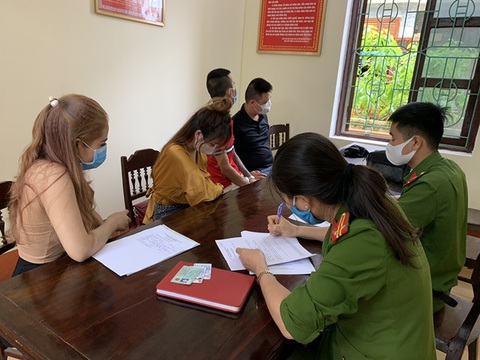 Không thèm giãn cách xã hội, 8 thanh niên tụ vô khách sạn bay với lắc - Ảnh 1. Không thèm giãn cách xã hội, 8 thanh niên tụ vô khách sạn bay với lắc - Ảnh 1.