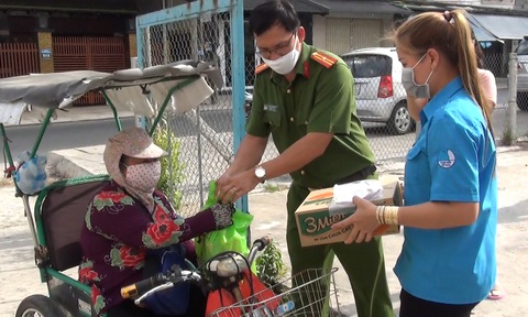 Công an xã giúp người bán vé số nghèo trong mùa dịch - Ảnh 1. Công an xã giúp người bán vé số nghèo trong mùa dịch - Ảnh 1.
