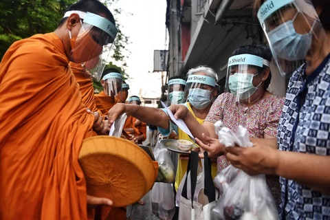 Các tôn giáo trên thế giới hành lễ ra sao để tuân thủ giãn cách xã hội thời COVID? - Ảnh 8. Các tôn giáo trên thế giới hành lễ ra sao để tuân thủ giãn cách xã hội thời COVID? - Ảnh 8.