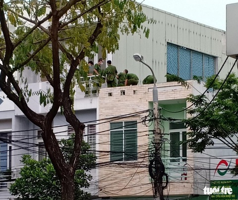Giữa mùa dịch vẫn tụ tập bài bạc, bị vây bắt nên nhảy lầu thiệt mạng - Ảnh 1. Giữa mùa dịch vẫn tụ tập bài bạc, bị vây bắt nên nhảy lầu thiệt mạng - Ảnh 1.