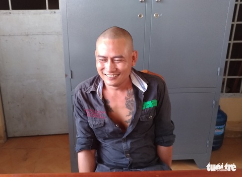 Phê ma túy lại không được đón con, ra đường chặn đập vỡ kính 3 xe - Ảnh 1. Phê ma túy lại không được đón con, ra đường chặn đập vỡ kính 3 xe - Ảnh 1.