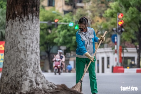 Họ không được phép ở trong nhà, vì sự sạch đẹp của Hà Nội - Ảnh 2. Họ không được phép ở trong nhà, vì sự sạch đẹp của Hà Nội - Ảnh 2.