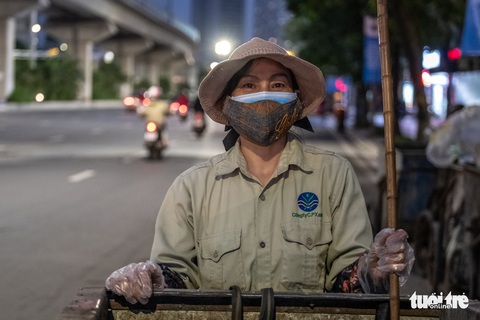 Họ không được phép ở trong nhà, vì sự sạch đẹp của Hà Nội - Ảnh 5. Họ không được phép ở trong nhà, vì sự sạch đẹp của Hà Nội - Ảnh 5.