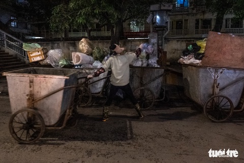 Họ không được phép ở trong nhà, vì sự sạch đẹp của Hà Nội - Ảnh 10. Họ không được phép ở trong nhà, vì sự sạch đẹp của Hà Nội - Ảnh 10.