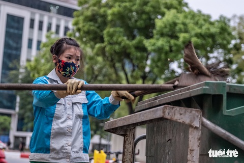 Họ không được phép ở trong nhà, vì sự sạch đẹp của Hà Nội - Ảnh 1. Họ không được phép ở trong nhà, vì sự sạch đẹp của Hà Nội - Ảnh 1.