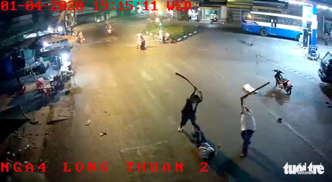 Bắt hai nghi phạm chém người dã man tại cây xăng - Ảnh 2. Bắt hai nghi phạm chém người dã man tại cây xăng - Ảnh 2.