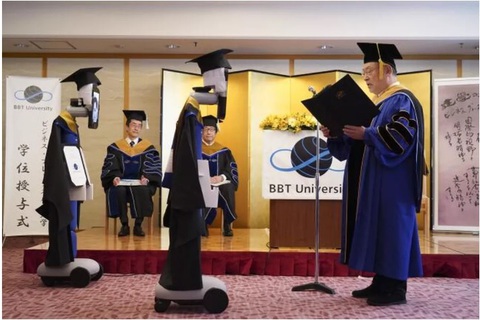 Dùng robot đại diện nhận bằng đại học, chuyện chỉ có ‘thời corona’ - Ảnh 2. Dùng robot đại diện nhận bằng đại học, chuyện chỉ có ‘thời corona’ - Ảnh 2.