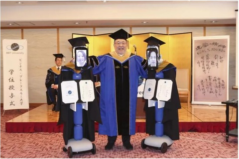 Dùng robot đại diện nhận bằng đại học, chuyện chỉ có ‘thời corona’ - Ảnh 1. Dùng robot đại diện nhận bằng đại học, chuyện chỉ có ‘thời corona’ - Ảnh 1.