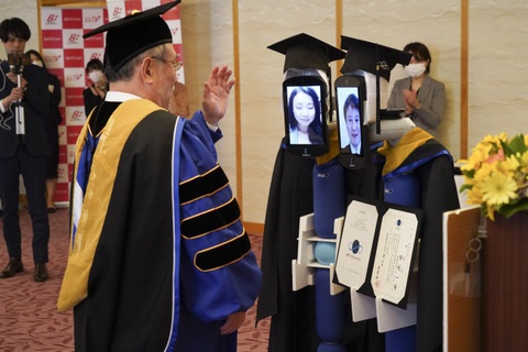 Dùng robot đại diện nhận bằng đại học, chuyện chỉ có ‘thời corona’ - Ảnh 4. Dùng robot đại diện nhận bằng đại học, chuyện chỉ có ‘thời corona’ - Ảnh 4.