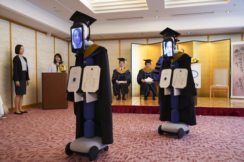 Dùng robot đại diện nhận bằng đại học, chuyện chỉ có ‘thời corona’ - Ảnh 8. Dùng robot đại diện nhận bằng đại học, chuyện chỉ có ‘thời corona’ - Ảnh 8.