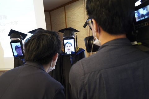 Dùng robot đại diện nhận bằng đại học, chuyện chỉ có ‘thời corona’ - Ảnh 6. Dùng robot đại diện nhận bằng đại học, chuyện chỉ có ‘thời corona’ - Ảnh 6.