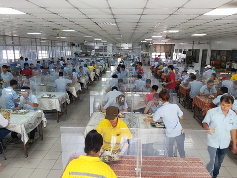 Lập vách ngăn ở bếp ăn tập thể phòng COVID-19 - Ảnh 1. Lập vách ngăn ở bếp ăn tập thể phòng COVID-19 - Ảnh 1.